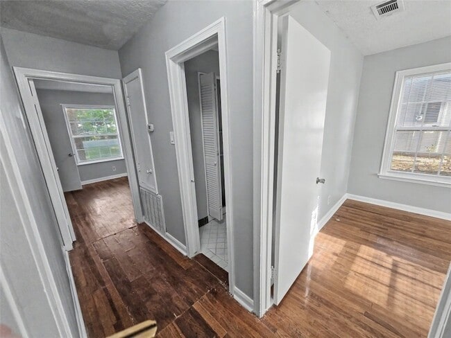 Building Photo - 1302 Westward Ave