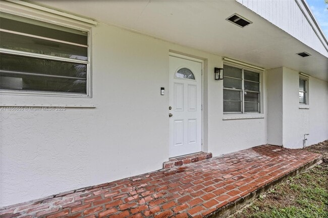 Building Photo - 1621 NW 13th Ave
