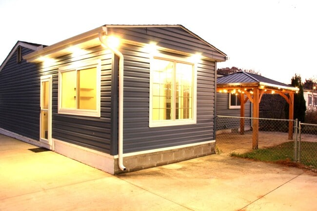 Building Photo - 43592 Champlain Ct