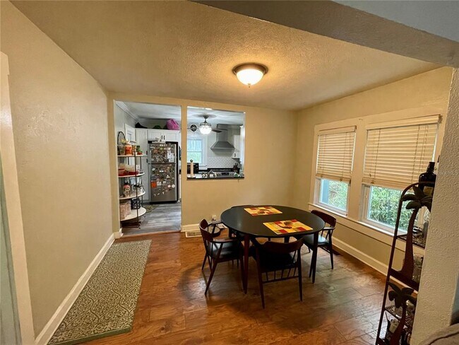 Building Photo - 2120 8th Ave W