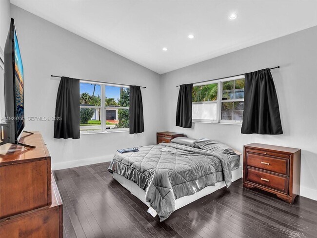 Building Photo - 20120 NE 25th Ct