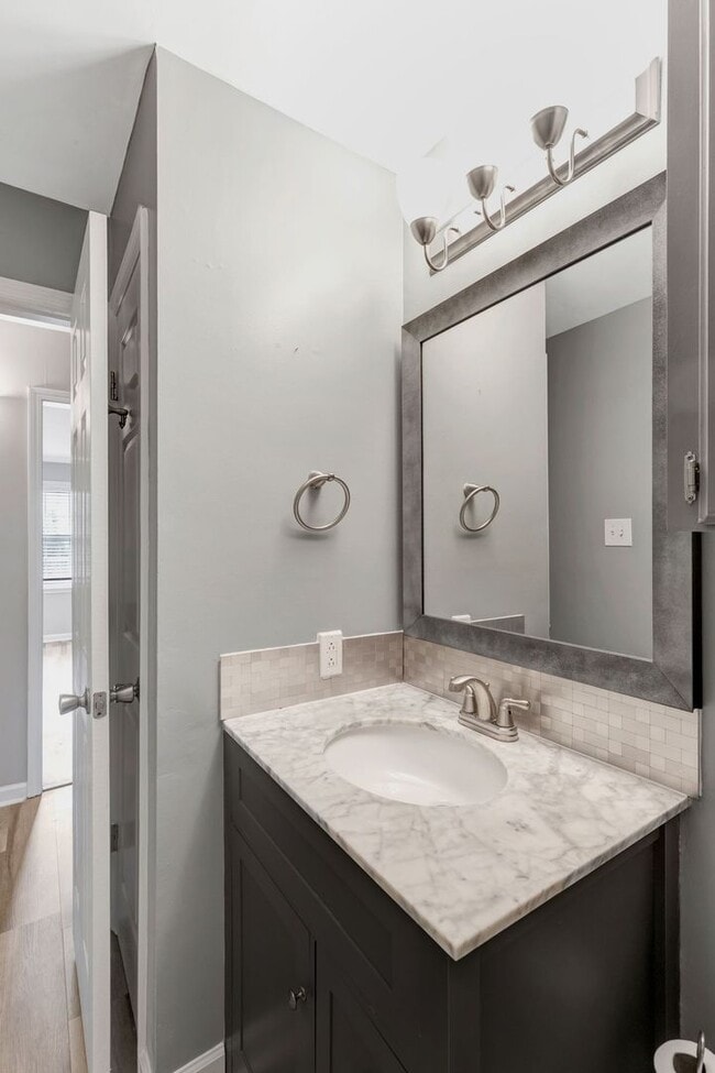 Building Photo - AVAILABLE NOW. 2 Bed 1 Bath Duplex. Locate...