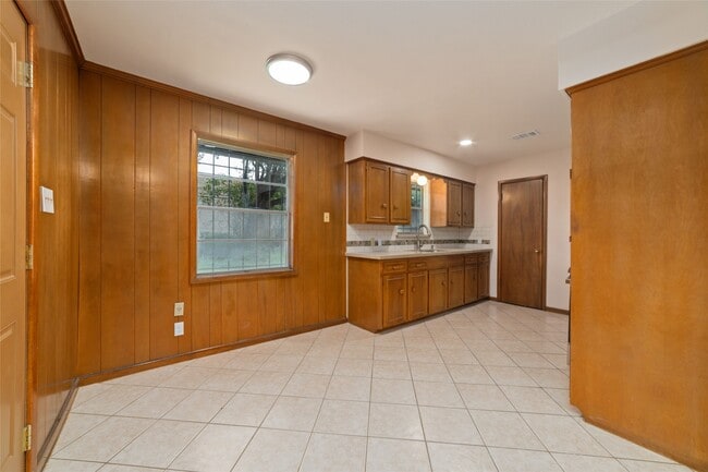 Building Photo - 7615 Barberton Dr
