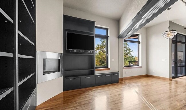 Building Photo - Luxury Old Town Loft in the Prestigious Magnolia Building