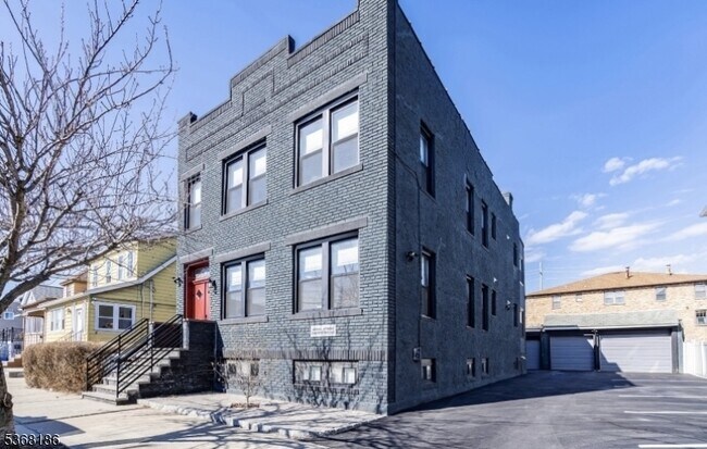 Primary Photo - 31 Heckel St