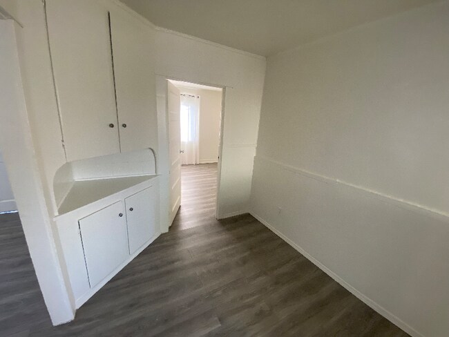 Building Photo - 725 S Osage Ave