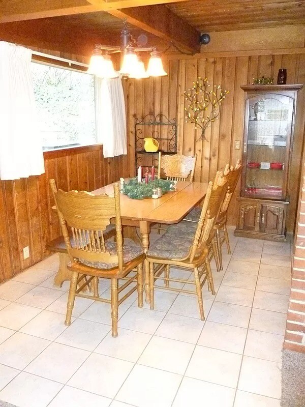Bright tiled dining room. - 1705 NE Lower Dr