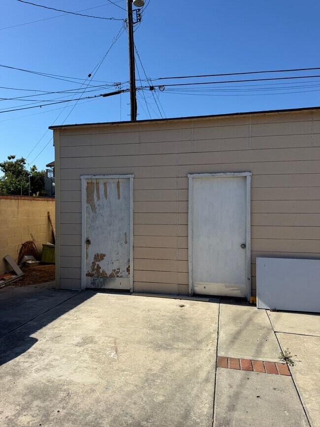 Building Photo - 10031 Larson Ave