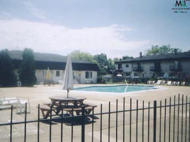 Building Photo - Well maintained  2 Bedroom Condo Great Amenities and Beautiful Surroundings