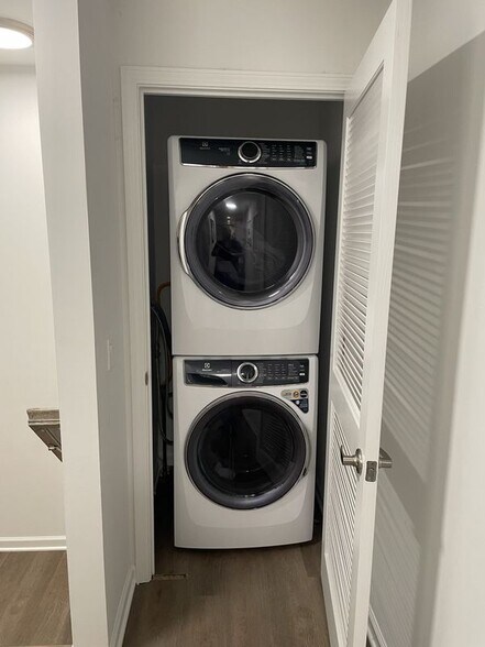 Building Photo - 1142 Springwood Ave