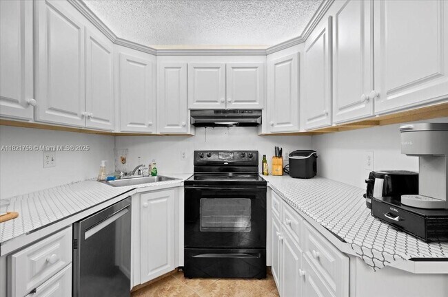 Building Photo - 1014 Green Pine Blvd
