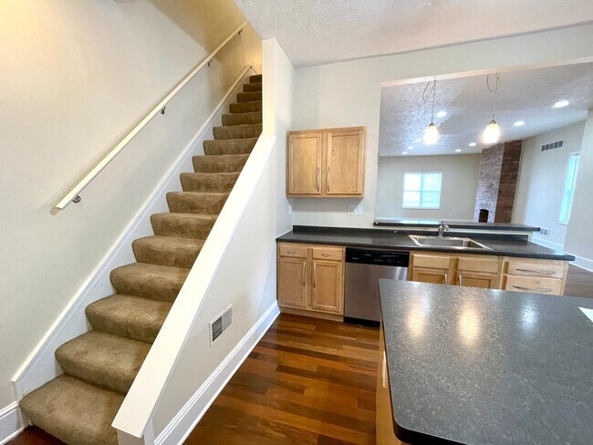 Building Photo - Amazing 4 Bedroom House! Hardwood, 2.5 Baths Stainless, A/C