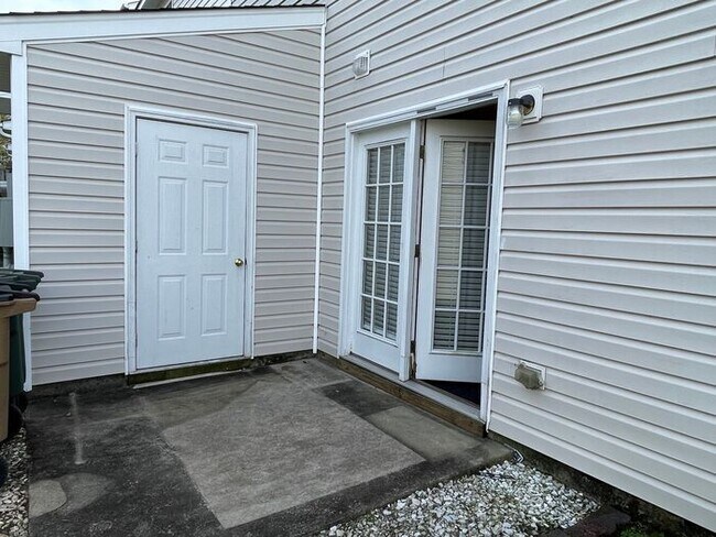 Building Photo - NW Townhome off of New Garden, Updated, Wo...