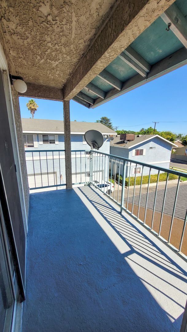 Building Photo - Upstairs 3 Bedroom 2 Bath Apartment with H...