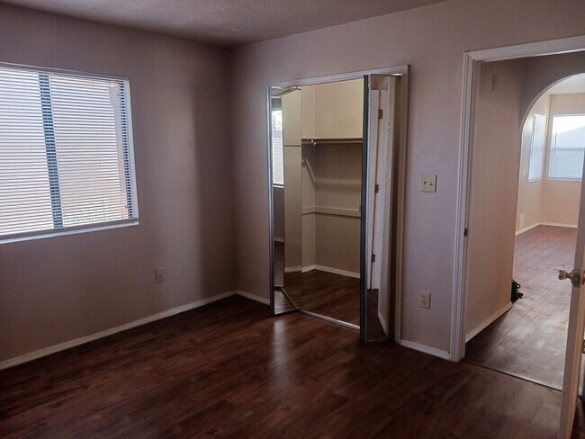 Building Photo - AFFORDABLE & CUTE!