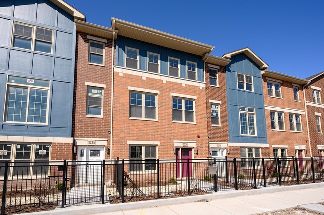 Primary Photo - 3233 S Stewart Ave