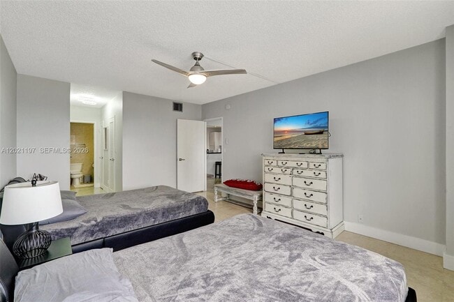 Building Photo - 3725 S Ocean Dr
