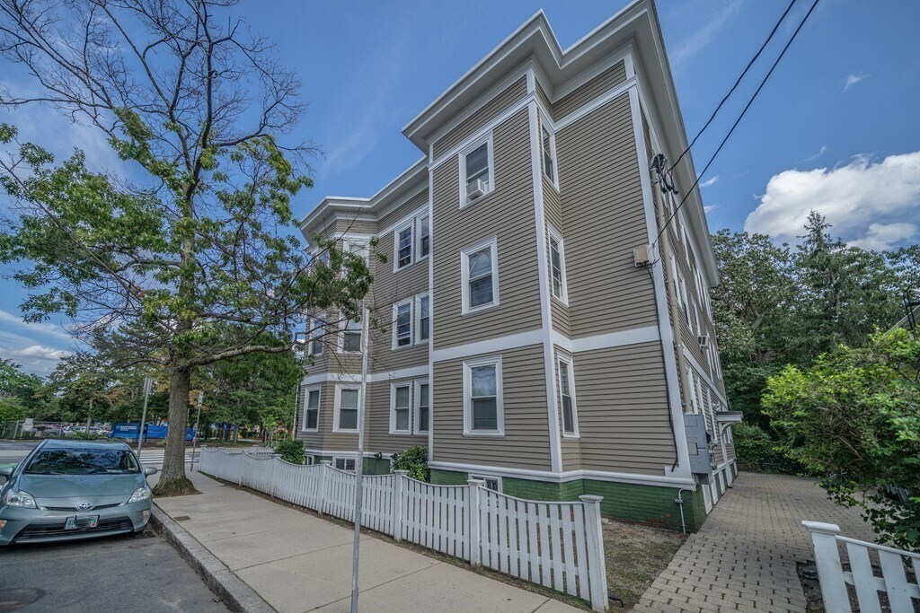 Building Photo - 1588 Cambridge St