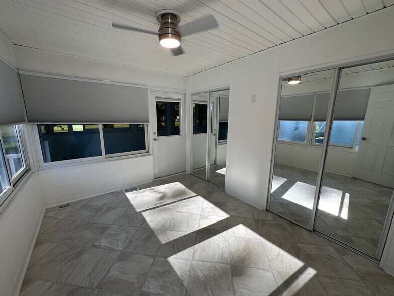Building Photo - 547 Lake Dr