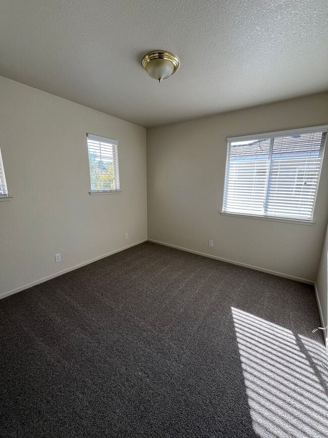 Building Photo - Large 5 Bedroom Home in Mace Ranch