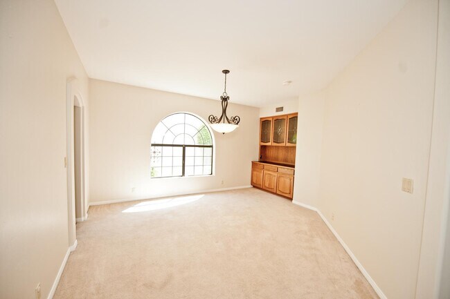 Building Photo - 2322 S Rogers Cir