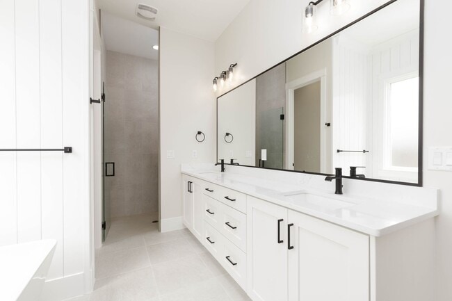 Building Photo - Stunning  4 bed | 3 bath | 3 car garage cu...