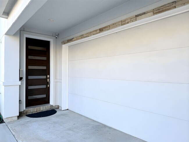 Building Photo - 2115 Detering St