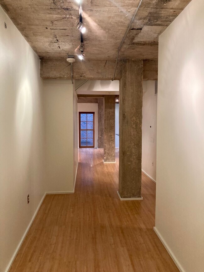 Building Photo - 1209 N Harvey Ave