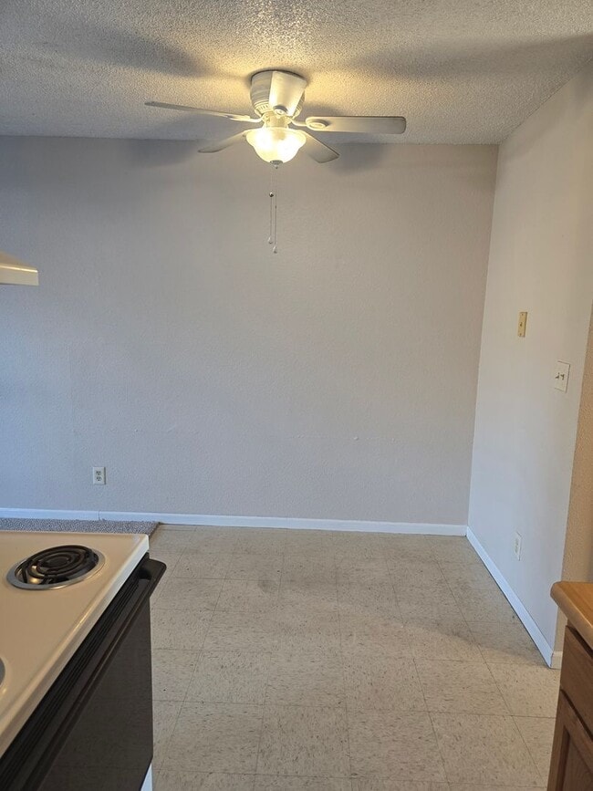 Building Photo - 2 Bedroom 1 Bathroom Apartment in the heart of Osage Beach!!