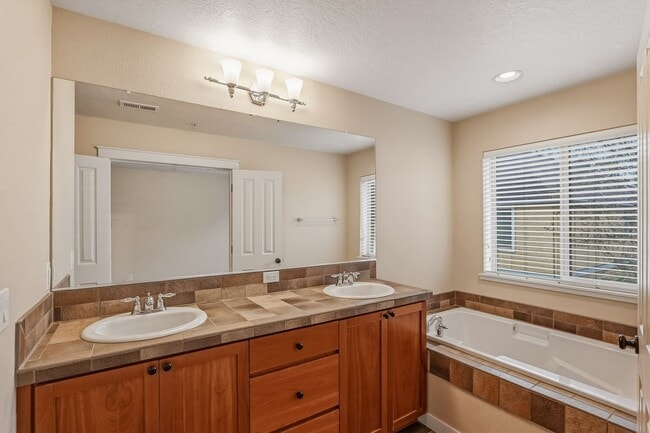 Building Photo - Just Listed!! 2 Bedroom, 2.5 Bathroom Townhouse in Arbor Villebois!