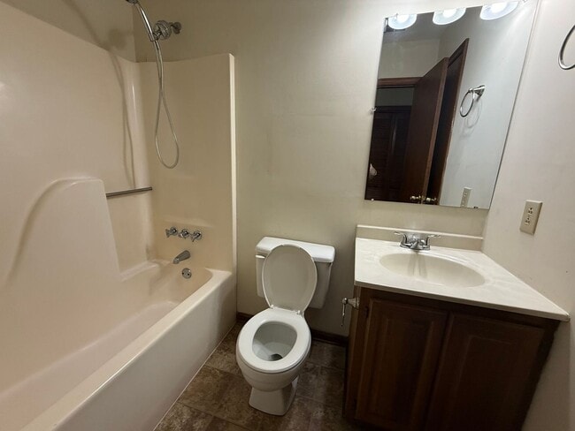 Building Photo - Nice 2 bedroom, 2 bath duplex