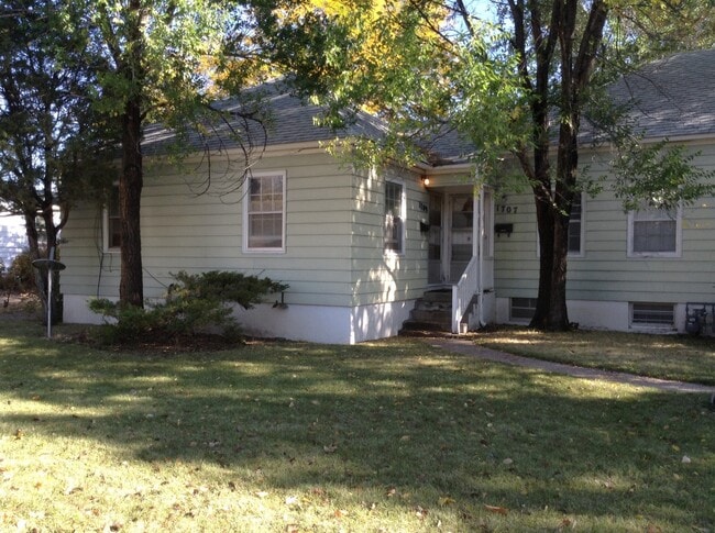 Primary Photo - NICELY UPDATED 2 BEDROOM, 1 BATHROOM APART...