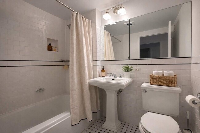 Building Photo - 350 W 43rd St