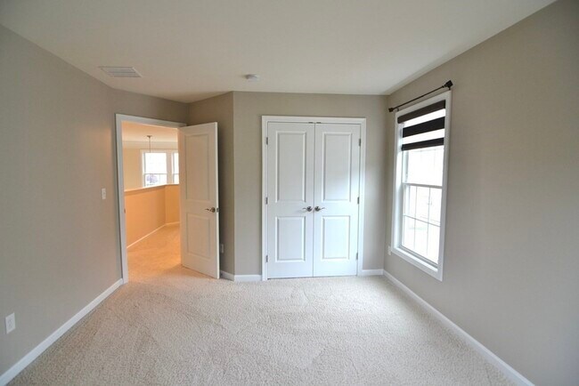 Building Photo - 8 Spicebush Ct