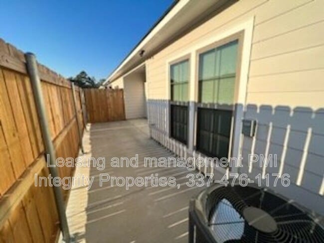 Building Photo - 33260 LA-16