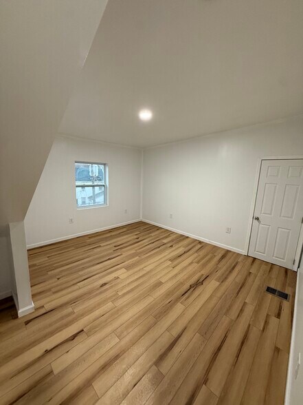 Building Photo - 241 Franklin Way