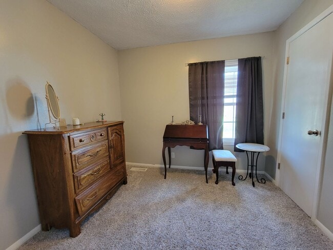 Building Photo - Great 2-level on Champaign Outskirts