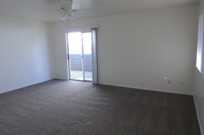 Building Photo - Inviting 3+2 split Floor plan!