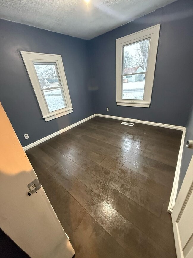 Building Photo - 3 bedrooms, 1 bath ranch house with big yard