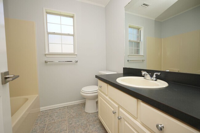 Building Photo - Spacious 5-Bedroom Home in Gated Parkwood ...