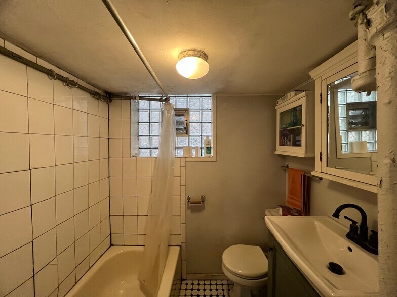 Building Photo - 1620 W Thome Ave