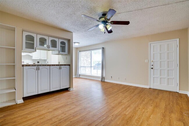 Building Photo - 500 E Riverside Dr