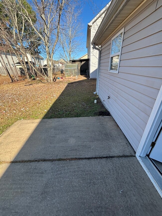 Building Photo - 121 Faybrook Dr