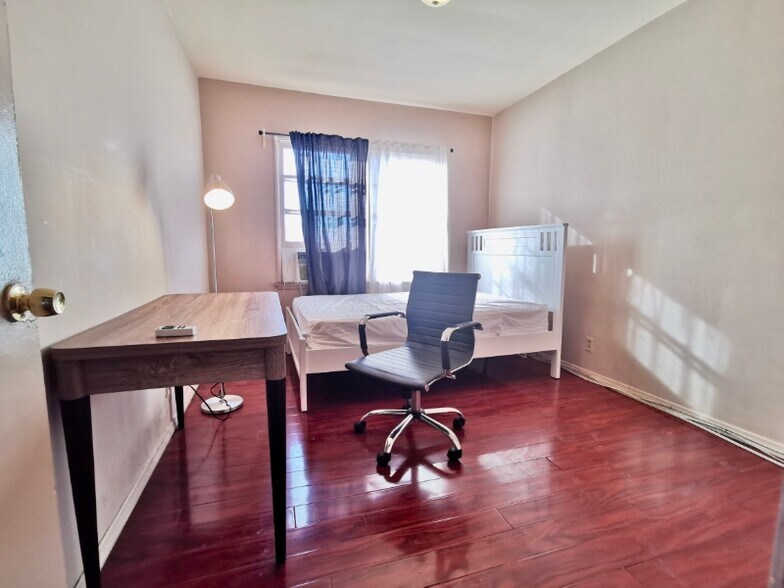 Building Photo - 2020 Cloverfield Blvd