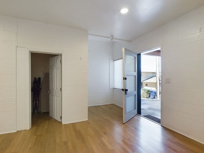 Building Photo - Beautifully remodeled studio downtown PG