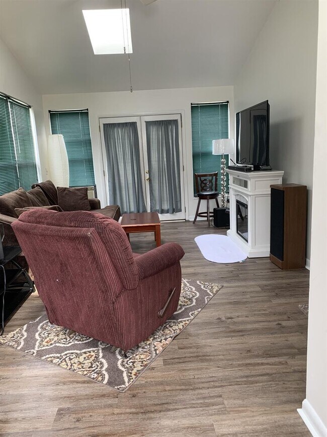 Building Photo - Cute home on quiet street