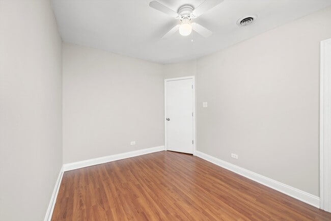 Building Photo - 2420 S Oakley Ave