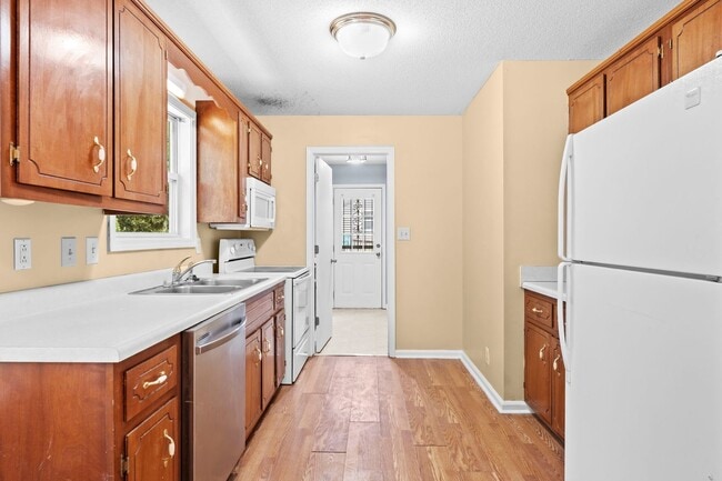Building Photo - Charming Brick Ranch with Spacious Living Areas & Beautiful Bay Window Views!