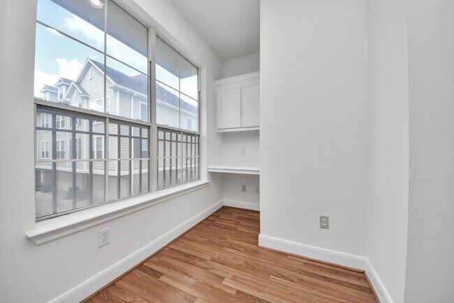 Building Photo - 3001 Murworth Dr