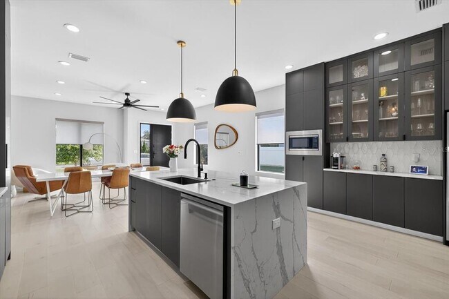 Building Photo - 423 W Amelia Ave